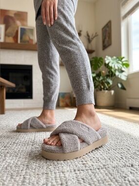 EUC size 10 UGG Fuzzy Sugar Terry Cross Slide Slippers in Light Gray
